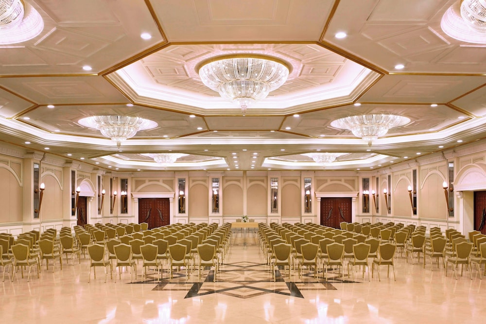 Al Habtoor Grand Resort, Autograph Collection 8/75
