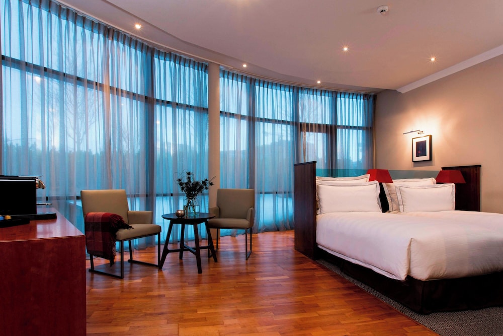 SIGNATURE, KING BED