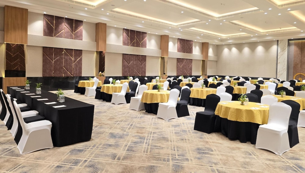 D Square Statue of Unity Kevadia, a member of Radisson Individuals 35/50