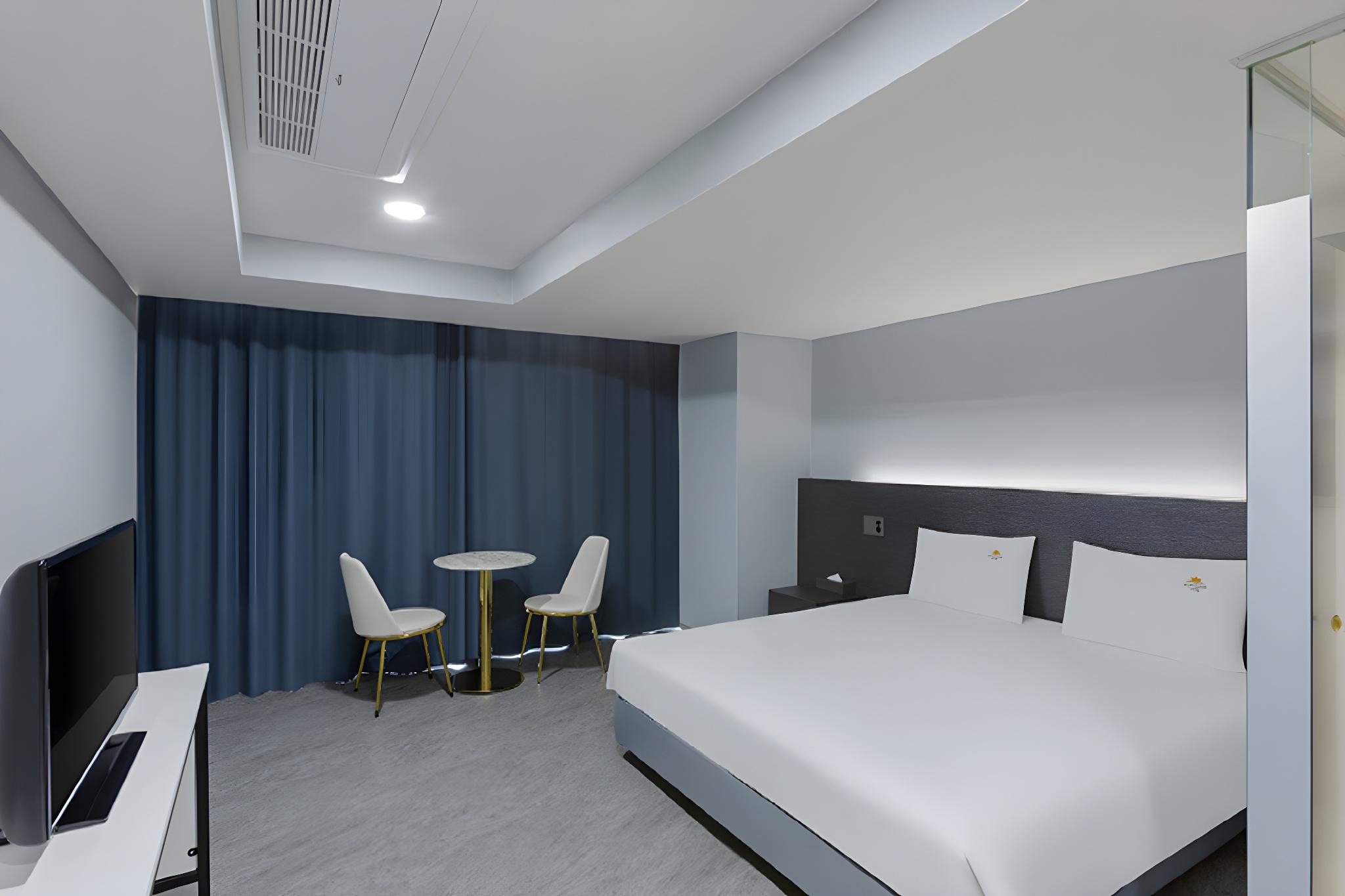 Deluxe, No View, Pool Access, Middle Floor