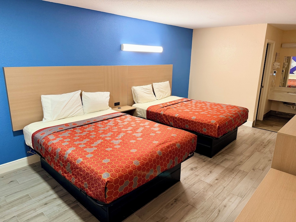STANDARD, 2 DOUBLE BEDS