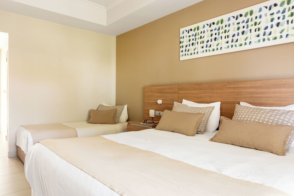 Room, 1 Double and 1 Single Bed, Shared Pool