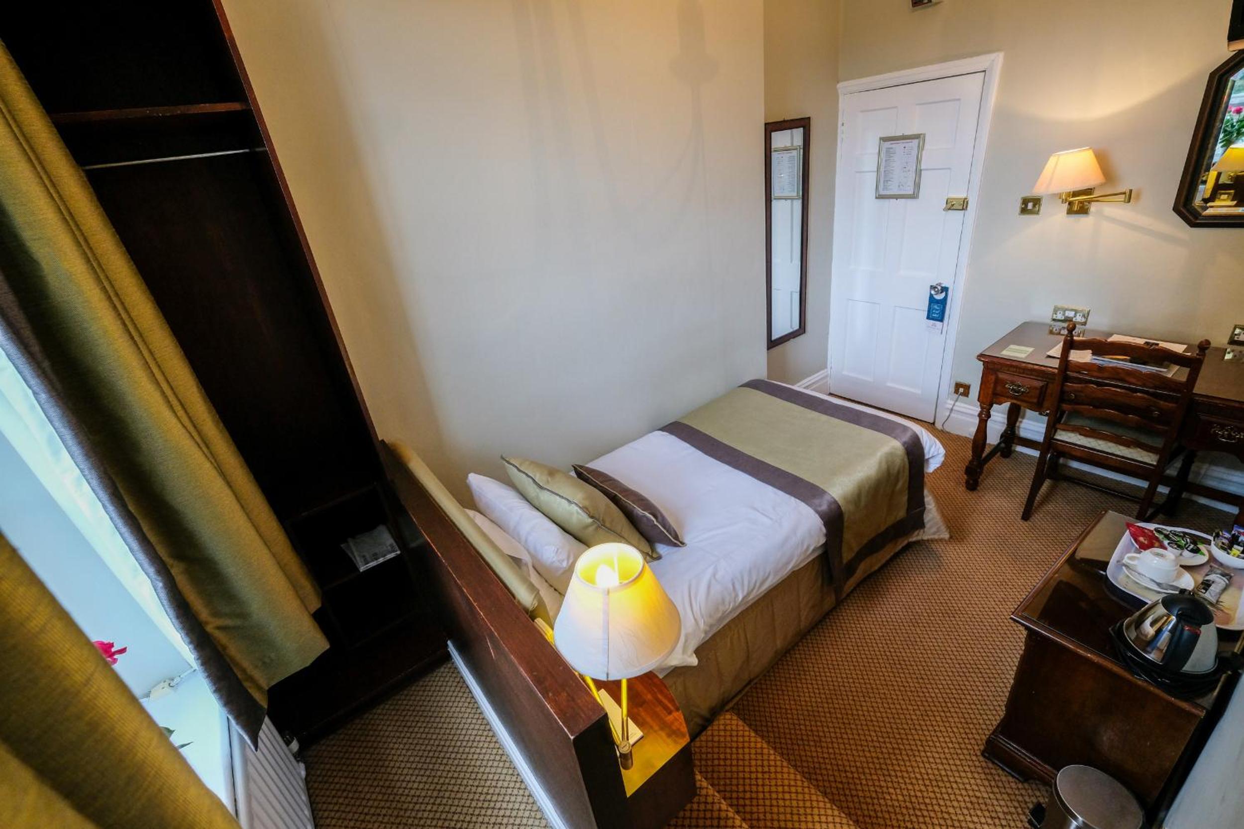ROOM, SINGLE