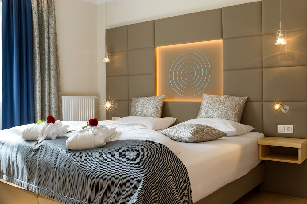 Superior, King Bed, Lake View, Sofa
