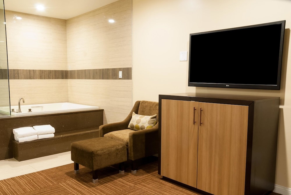 Glendale Hotel 16/24