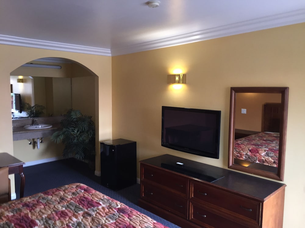 Industry Inn Amp Suites 43/60