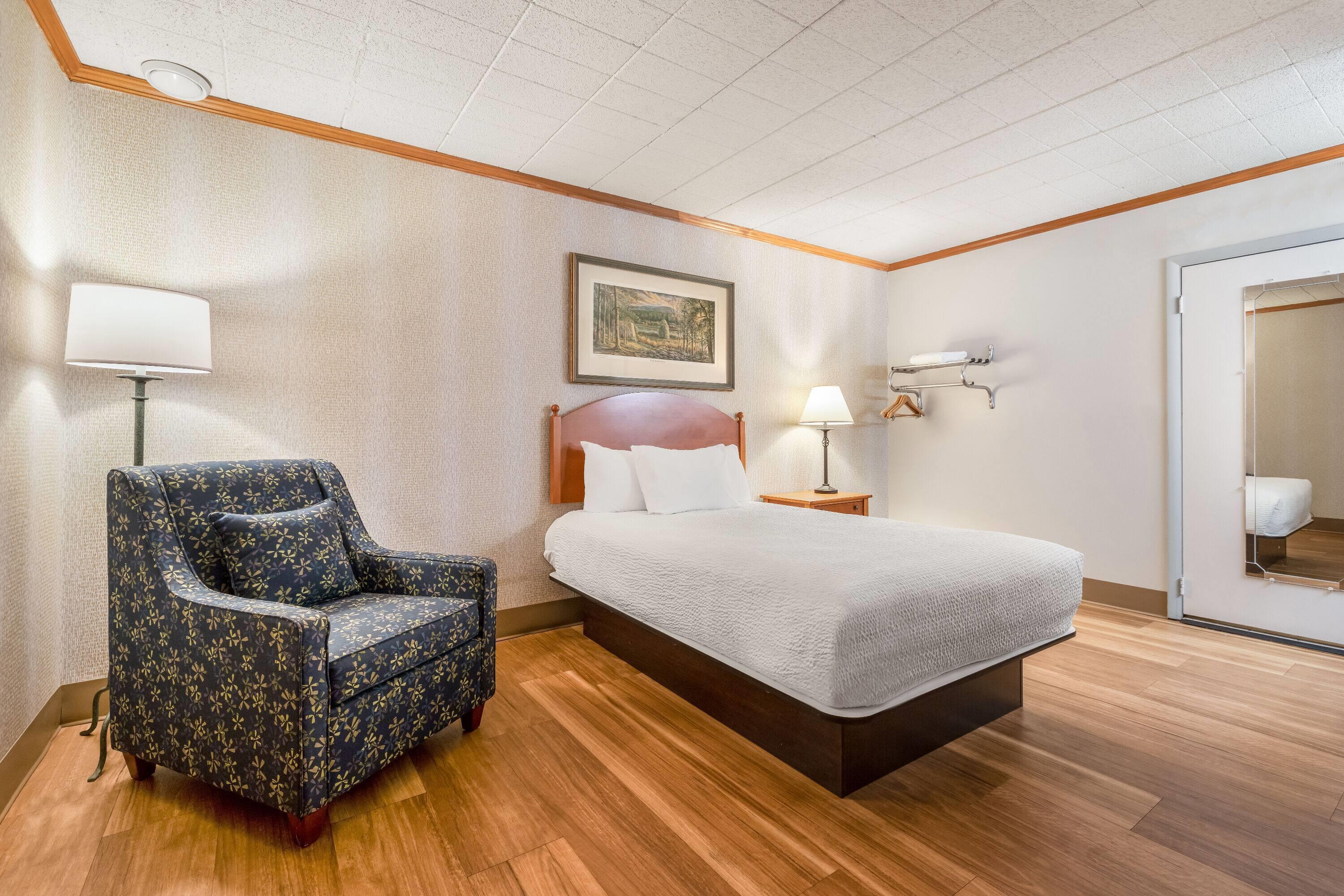 غرفة بسرير مزدوج، Ramada by Wyndham State College Hotel & Conference Center 3/5