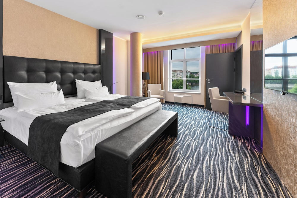 DANCING HOUSE HOTEL 28/75