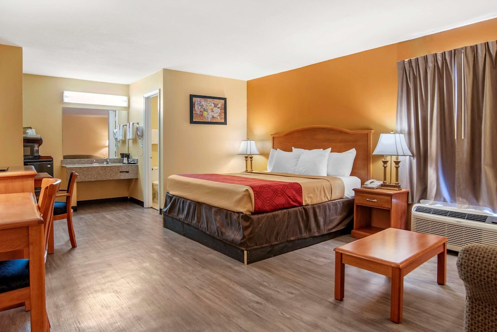 Econo Lodge Inn & Suites Evergreen 9/24