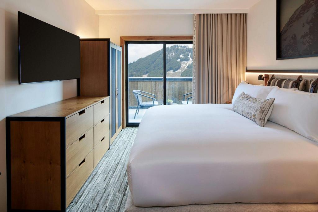 1 Bedroom, Suite, King Bed, King and Queen Bed, Urban View, Sofa, Balcony