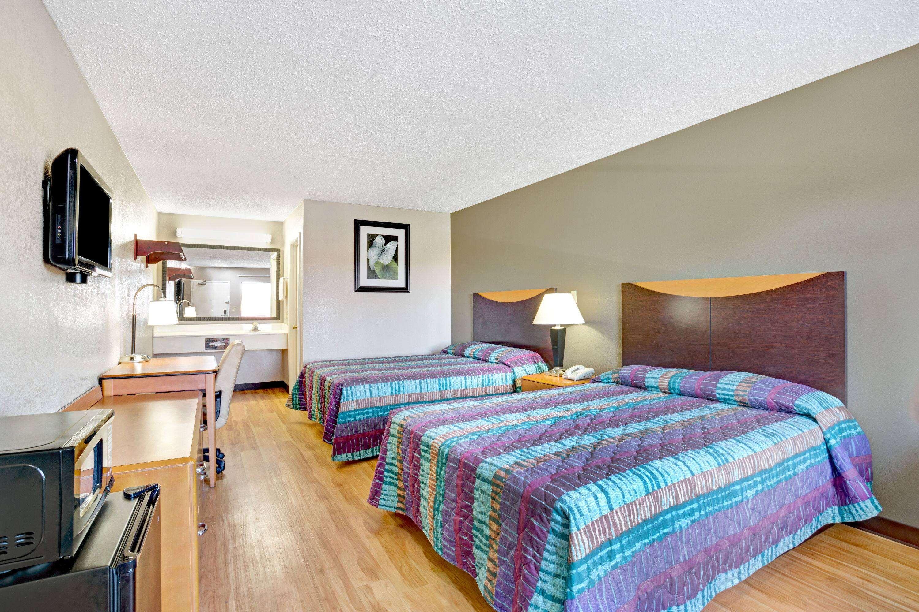 Room, Quadruple, Queen Bed