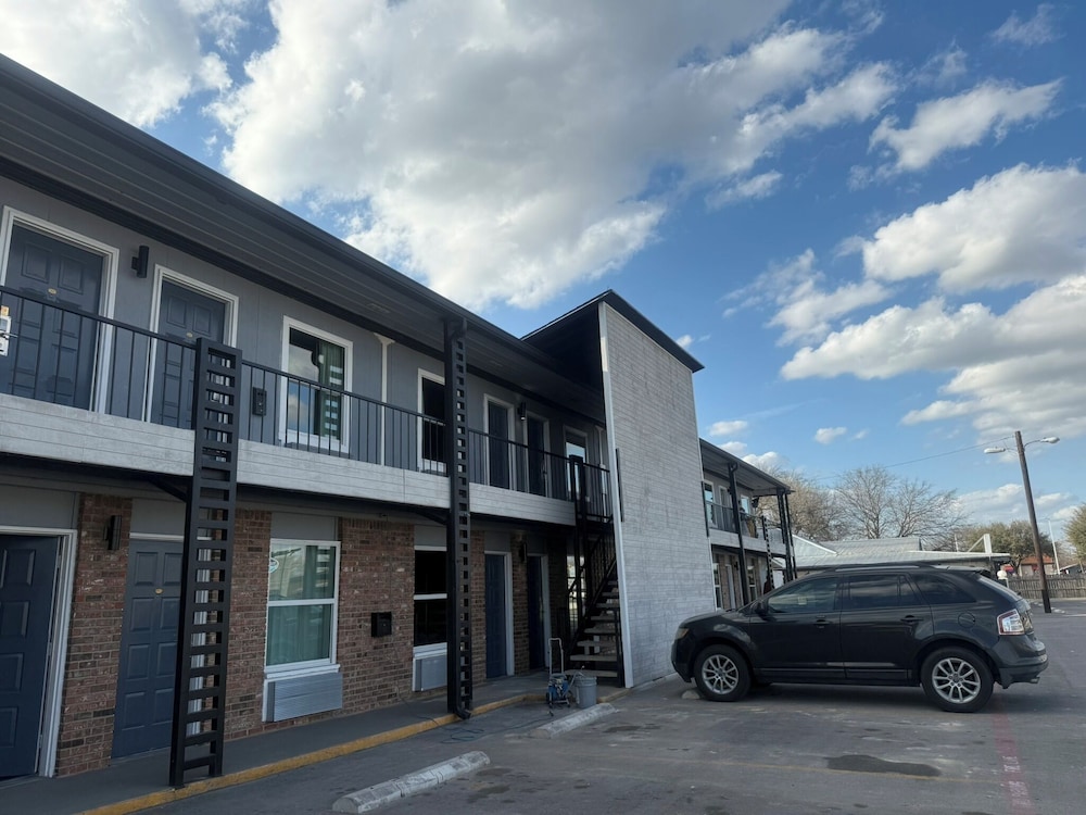 Lockhart Inn 42/48