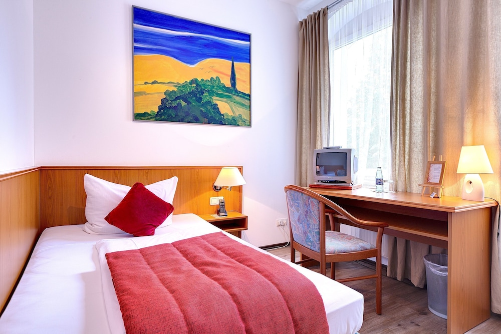ROOM, SINGLE