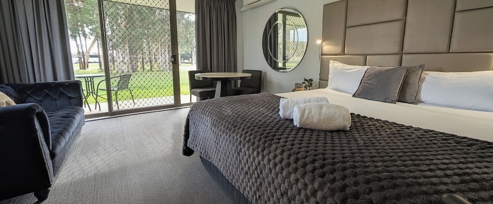 Spa, Deluxe, King Bed, Hot Tub، ISLAND PALMS MOTOR INN 7/10