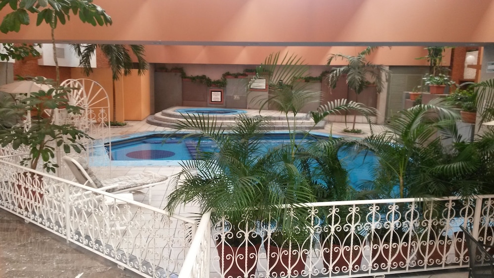 Country Plaza 3/74