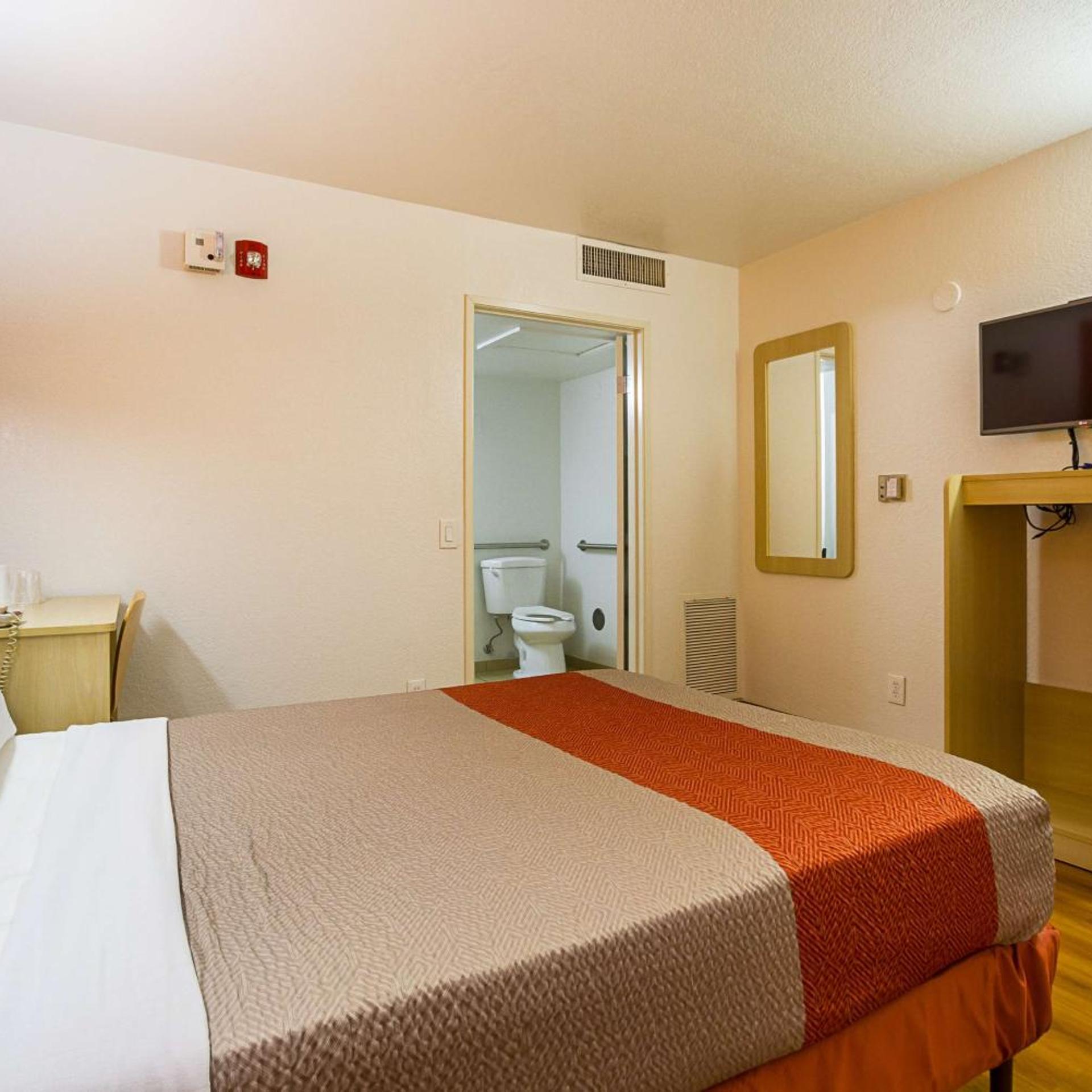 1 Full Bed ADA/Tub، Motel6 Mesa, AZ - North 10/10