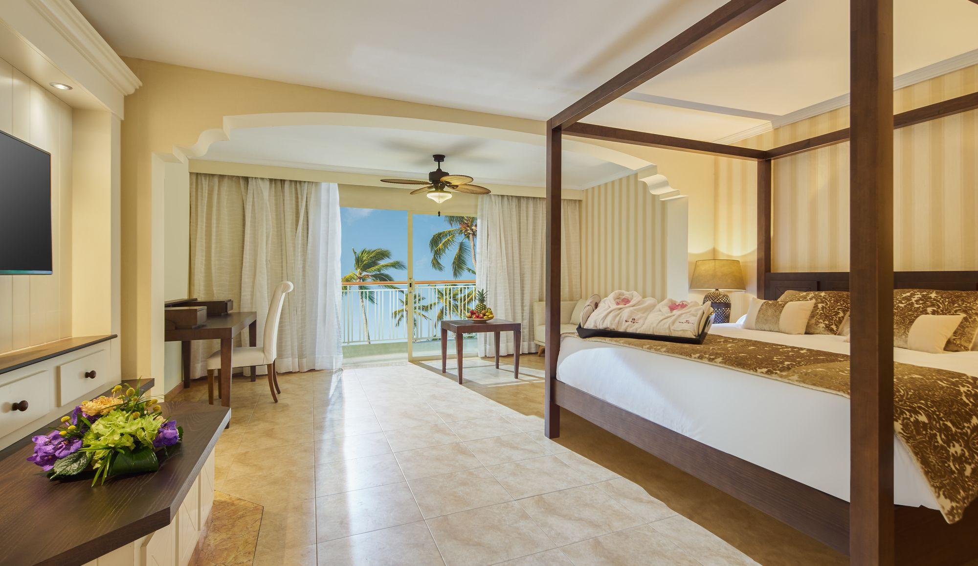 Majestic, Junior Suite, Outdoor Jetted Tub, Pool Access