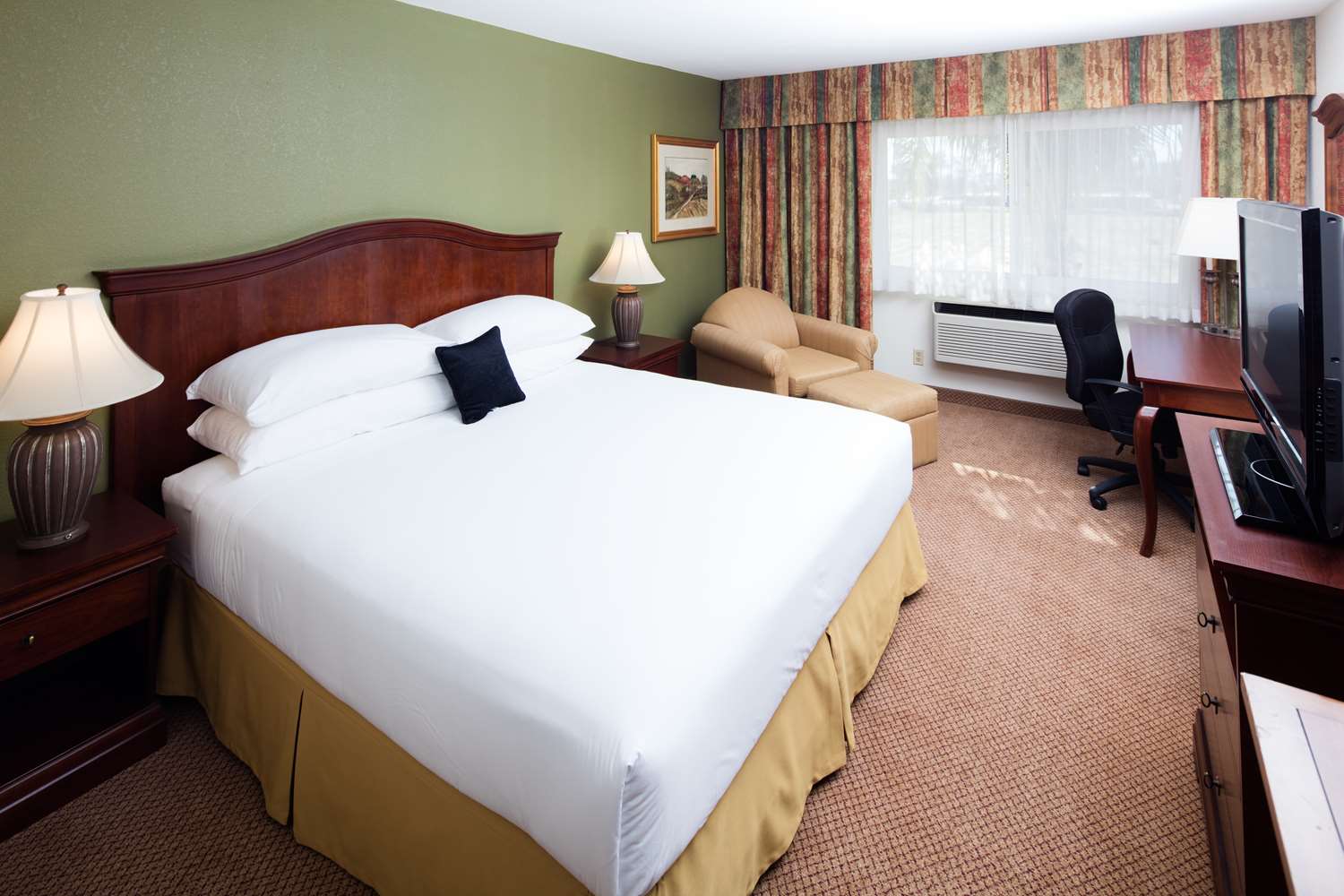 1 King Bed Non-Smoking, Micfridge