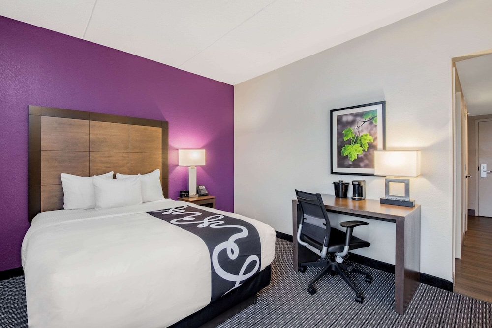 La Quinta Inn & Suites by Wyndham Baltimore BWI Airport 23/52