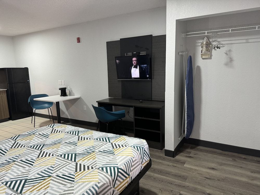 Studio 6 Extended Stay - West Palm Beach, FL 35/52