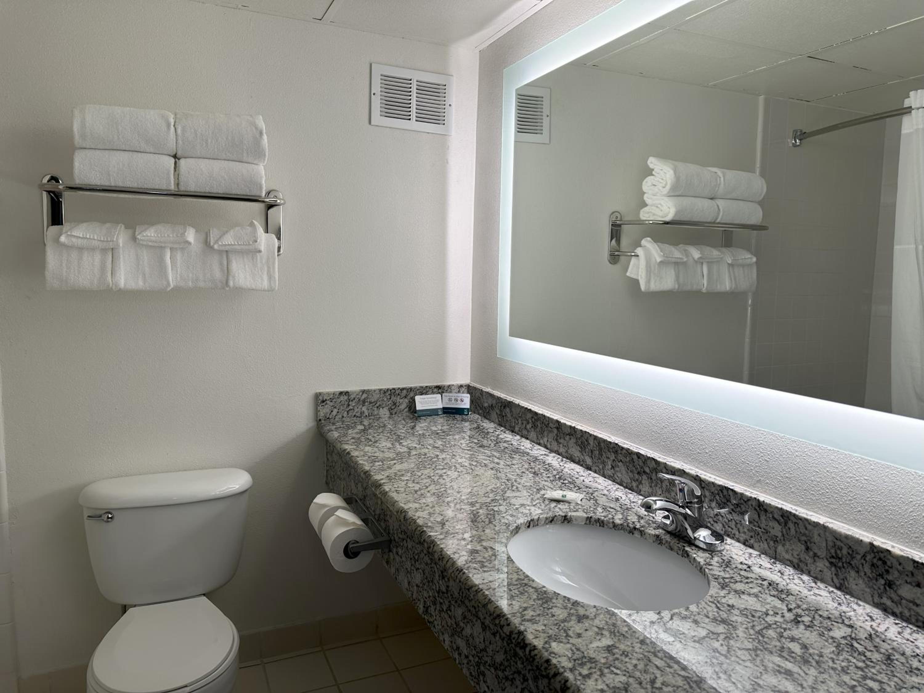 غرفة، Quality Inn & Suites Everett, WA 6/7
