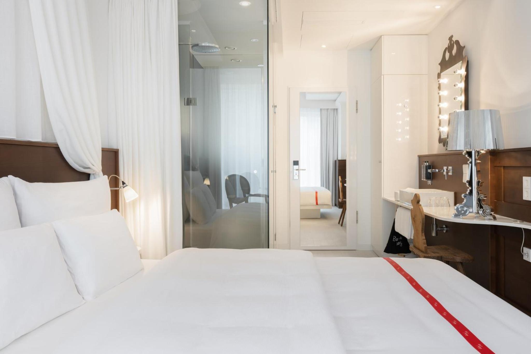 Lovely, Queen Bed