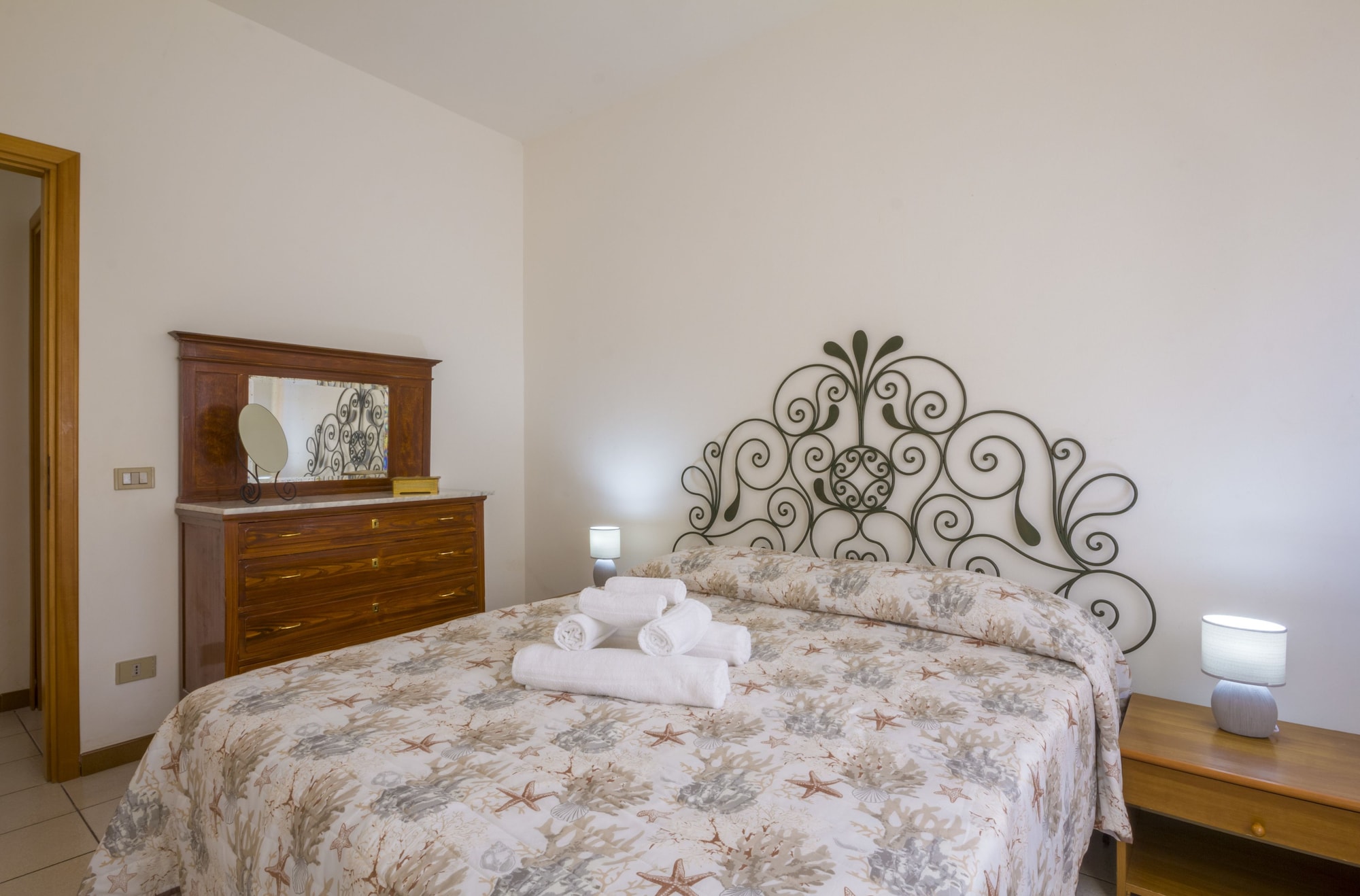 3 BEDROOMS, APARTMENT, PATIO