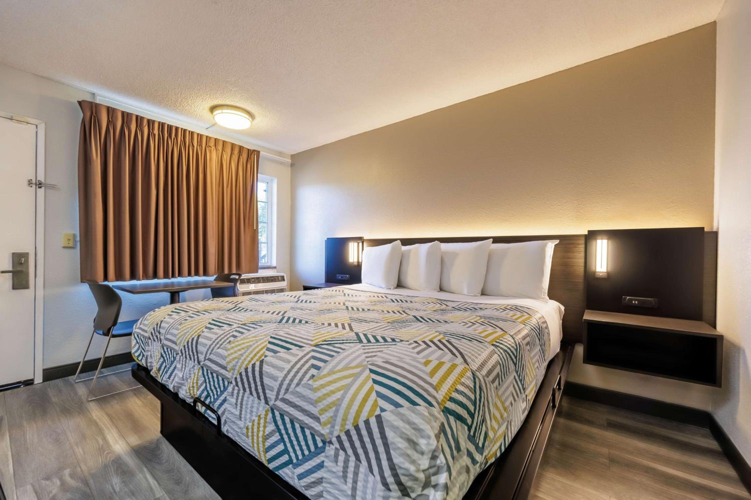 ROOM, KING BED