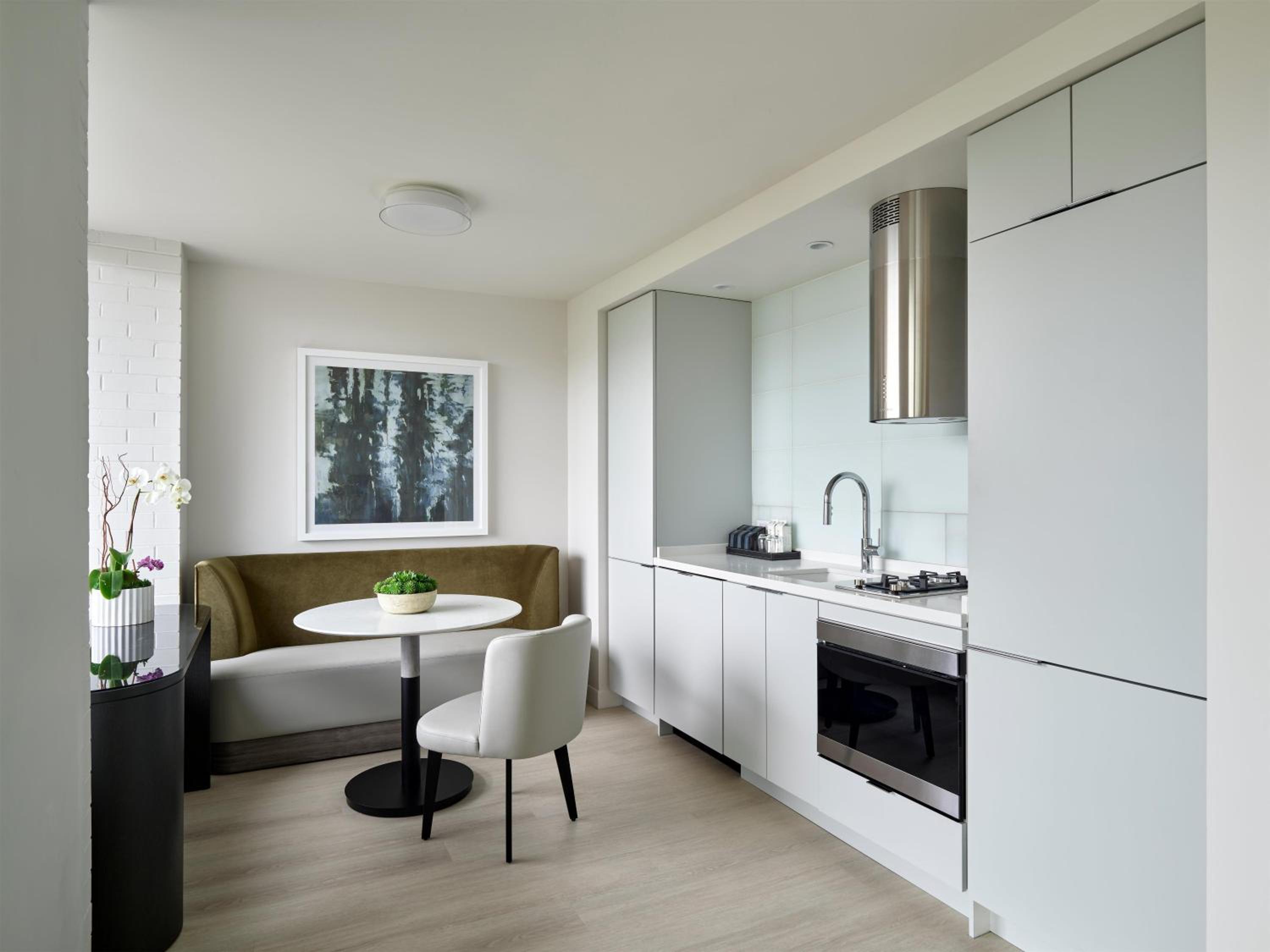 1 Bedroom, Suite, King Bed, 2 Balconies، One Washington Circle DC, Tapestry Collection by Hilton 3/6