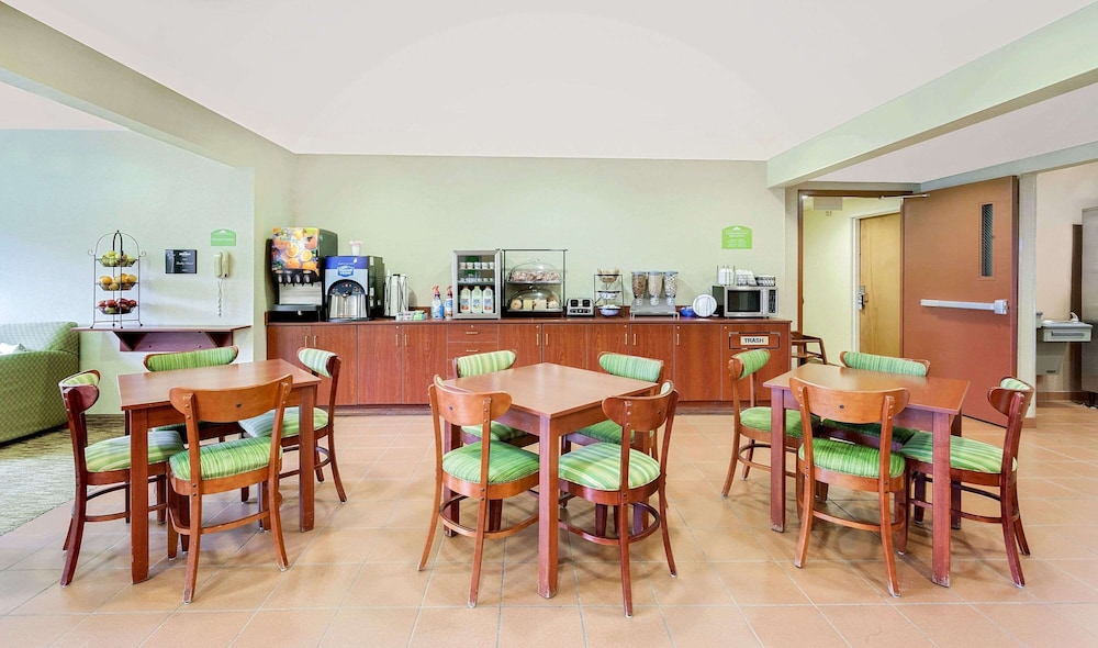 Microtel Inn & Suites by Wyndham Wellsville 26/34