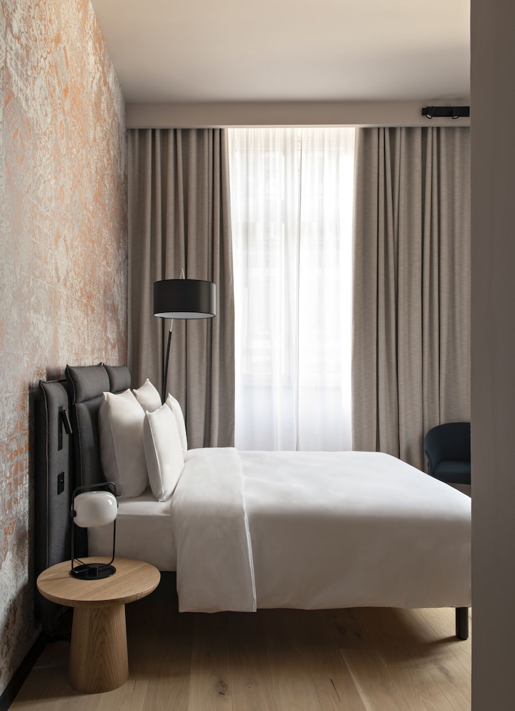 Leonor Hotel 5/46