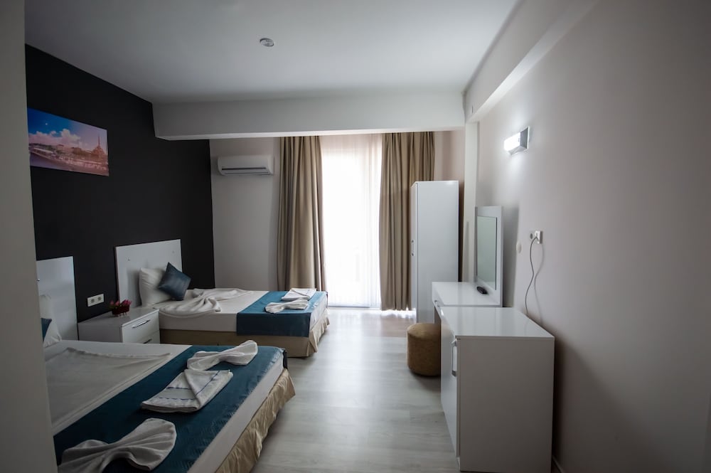 Moonbow Beach Hotel 12/50
