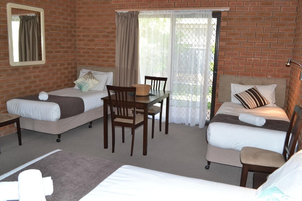 Ashleigh Court Motor Inn 29/53