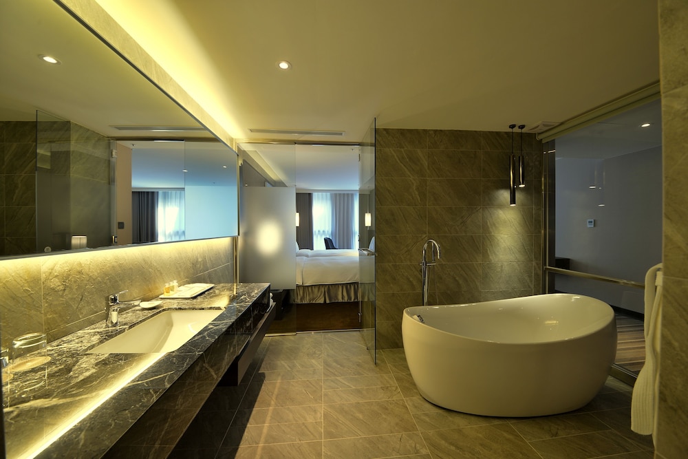 Platinum Hotel 67/71