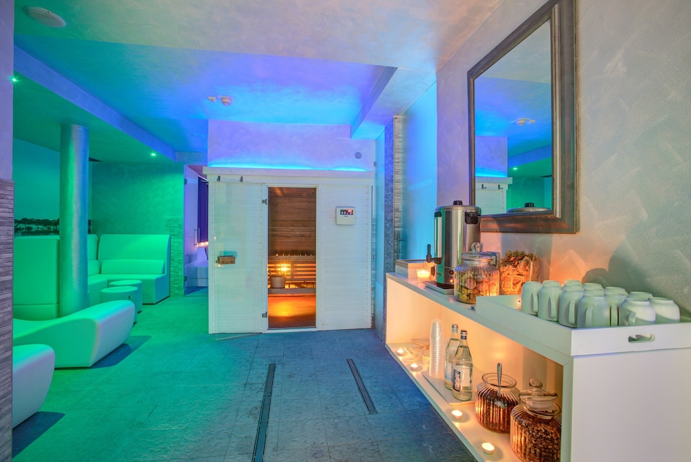 Ferretti Beach Hotel 5/65