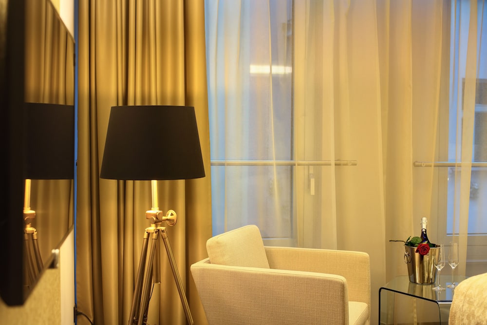 DANCING HOUSE HOTEL 42/75