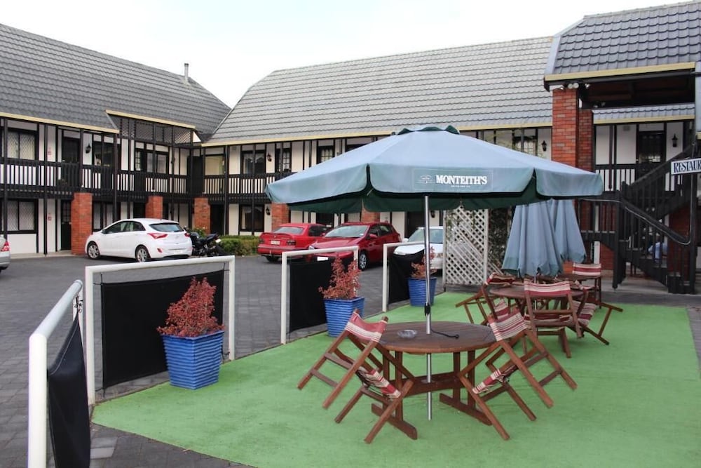 Grosvenor Motor Inn 26/50