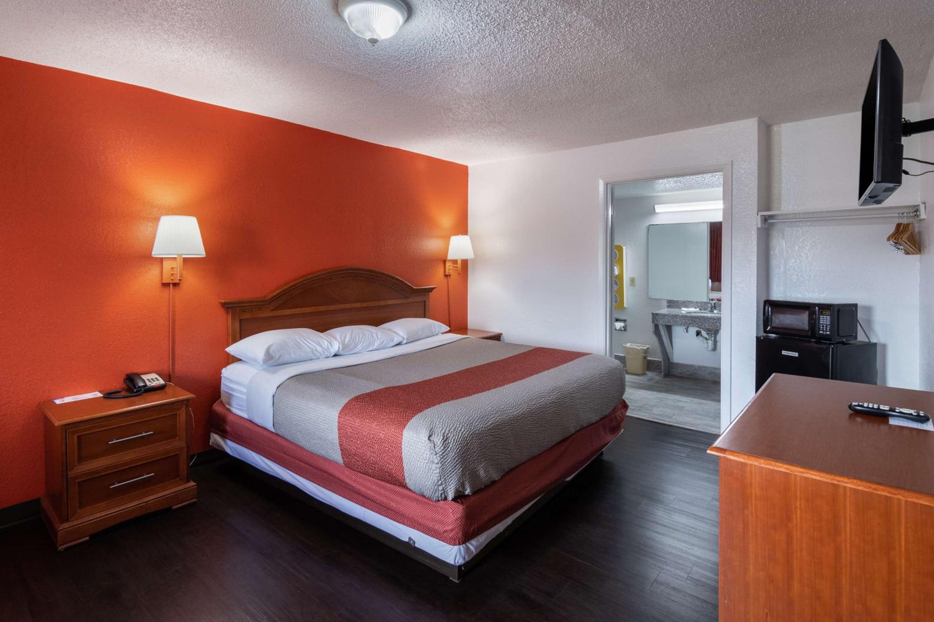 ROOM, KING BED, ACCESSIBLE