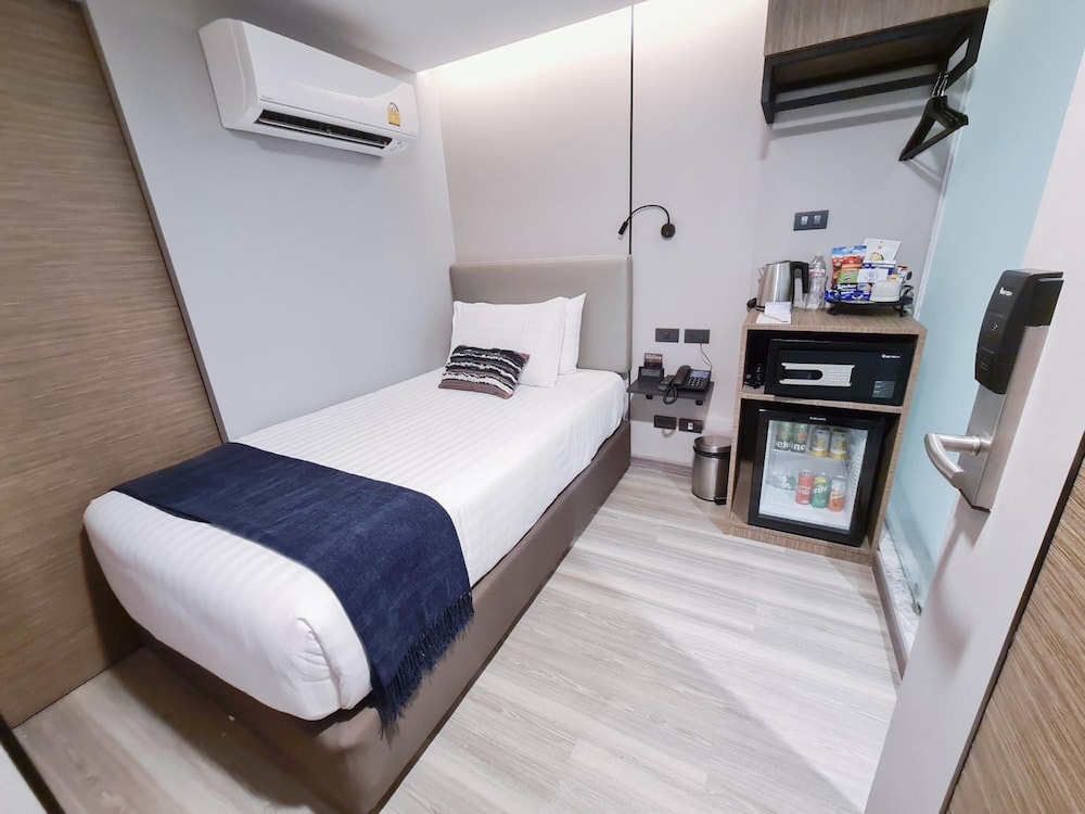 Sova Hotel Bangkok 12/61