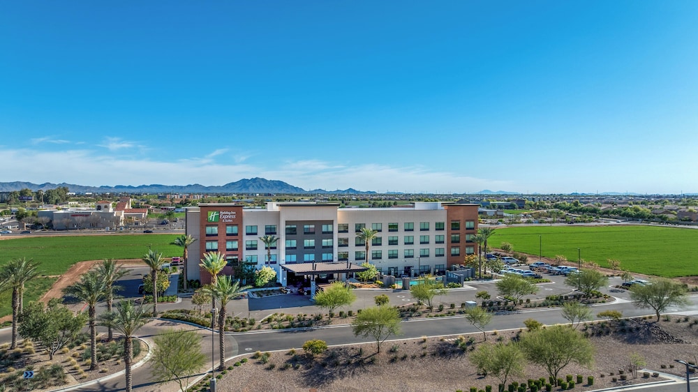 Holiday Inn Express & Suites - Gilbert - Mesa Gateway Airport 5/50