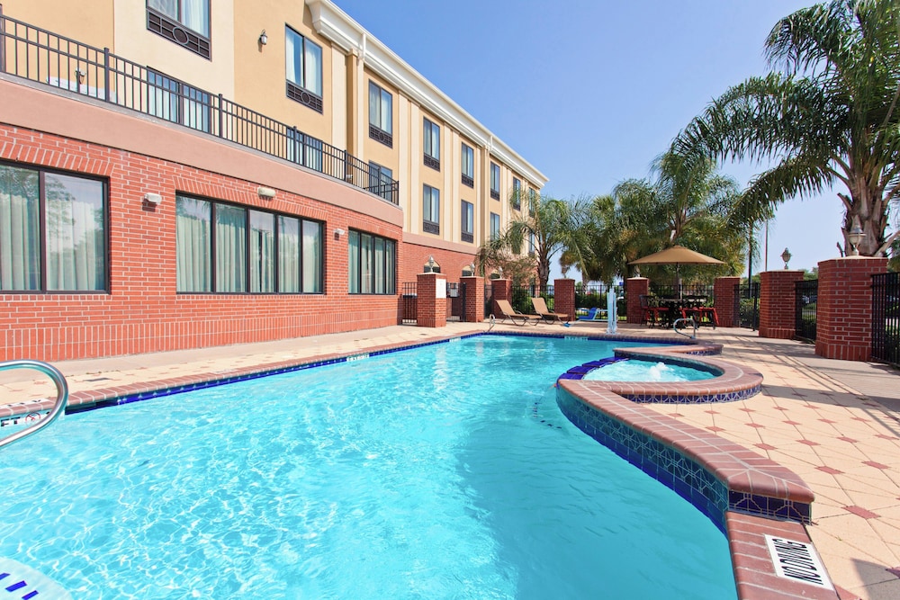 Holiday Inn Express Hotel & Suites Wharton 7/50