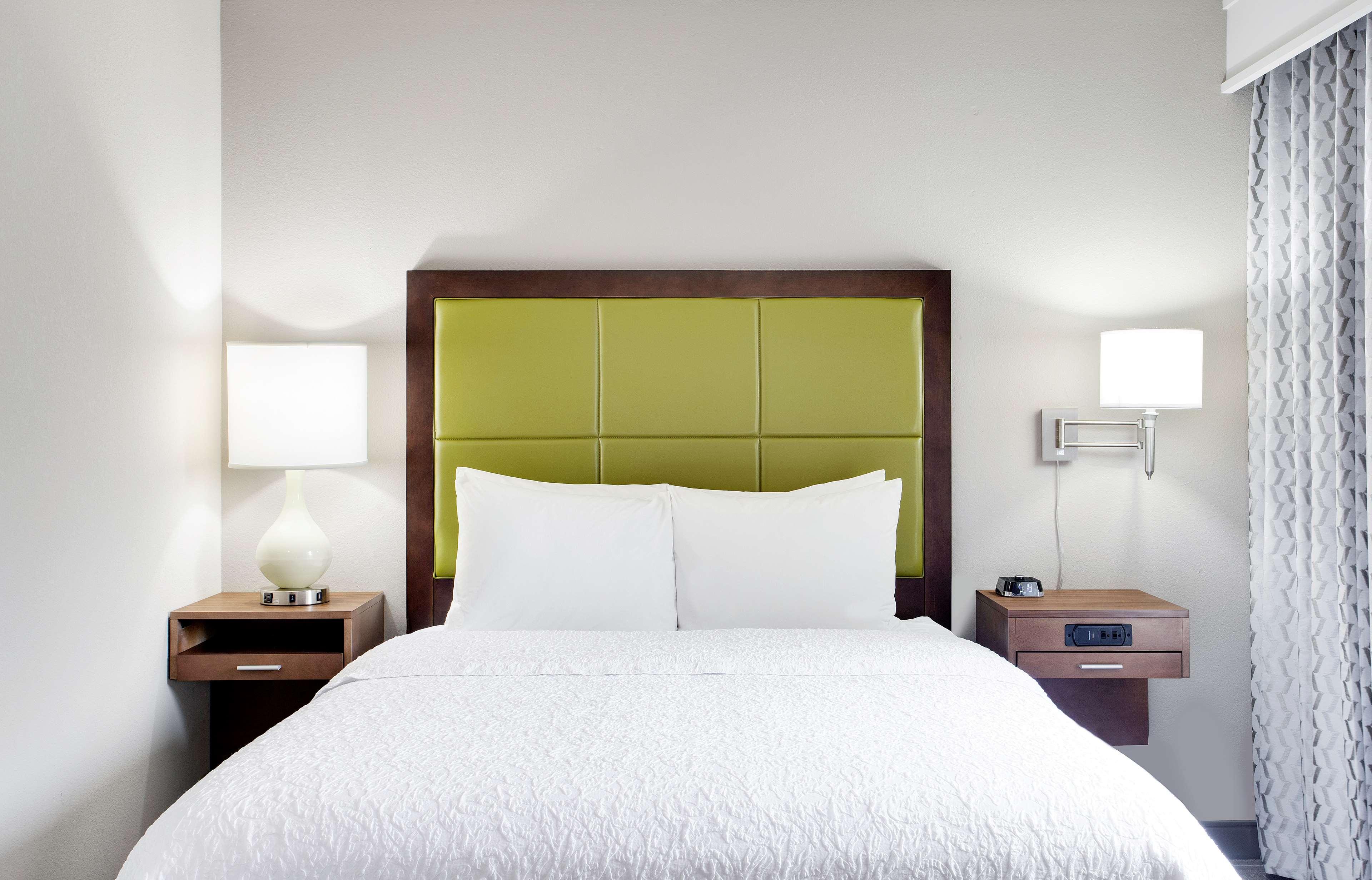 STUDIO, QUEEN BED, SOFA