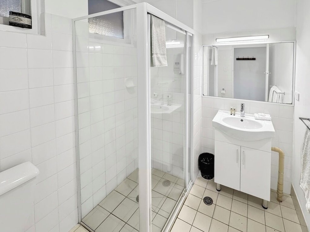 Golden Sands Motor Inn 44/45