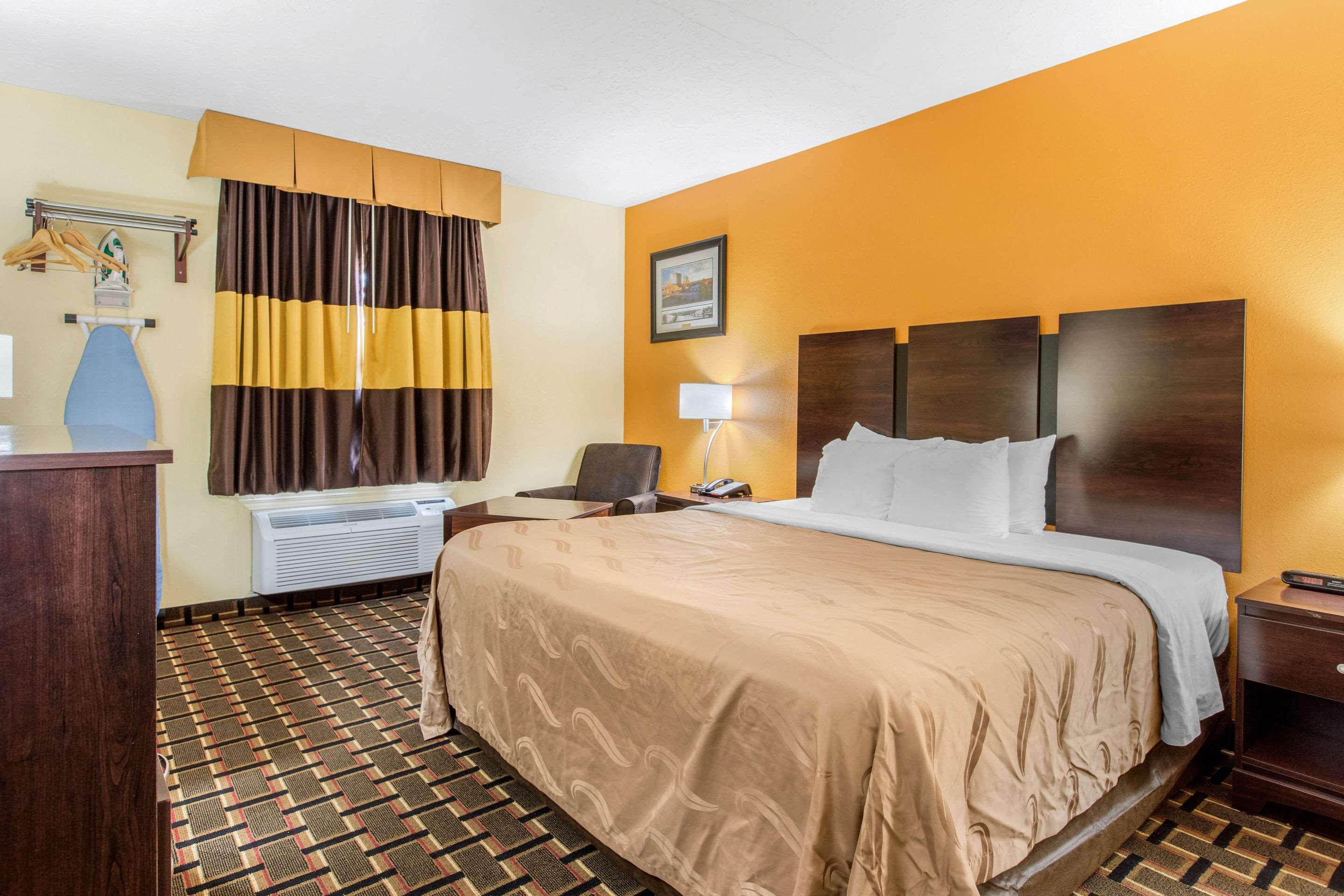 ROOM, KING BED