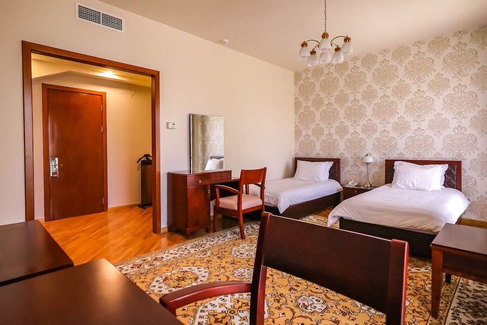Latar Hotel Complex 15/67