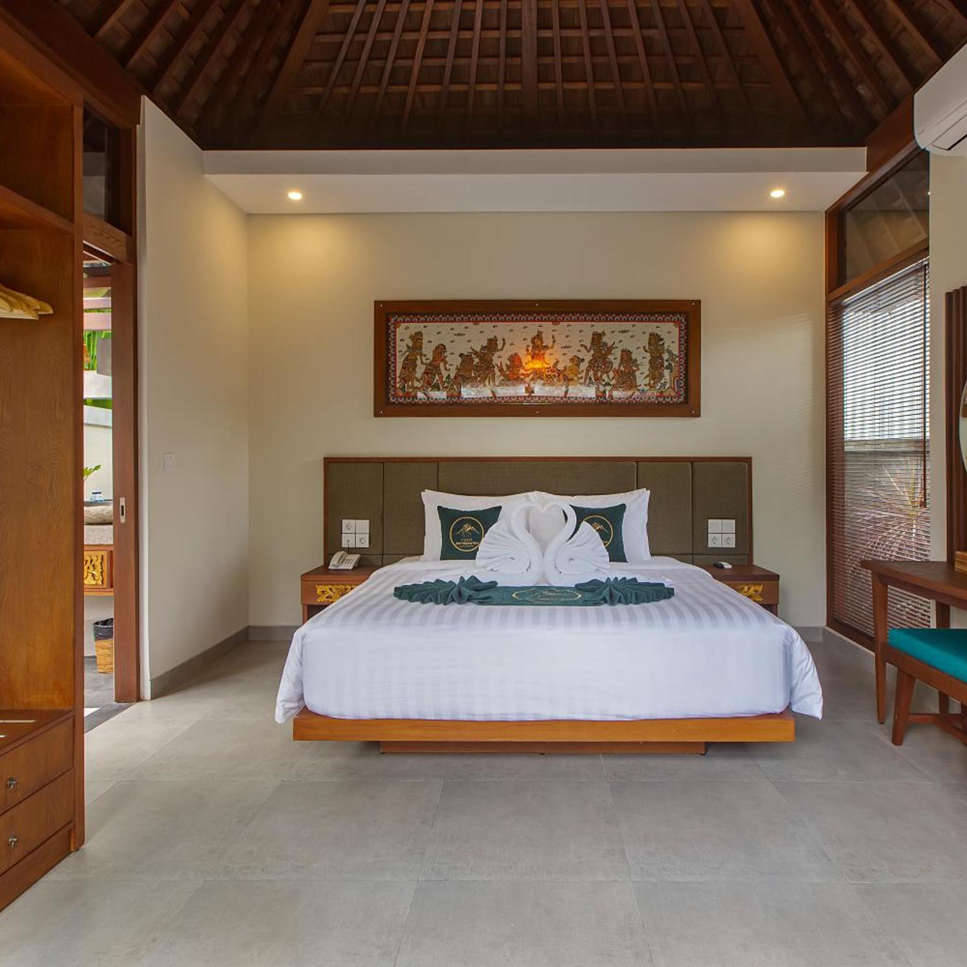 DELUXE, KING BED