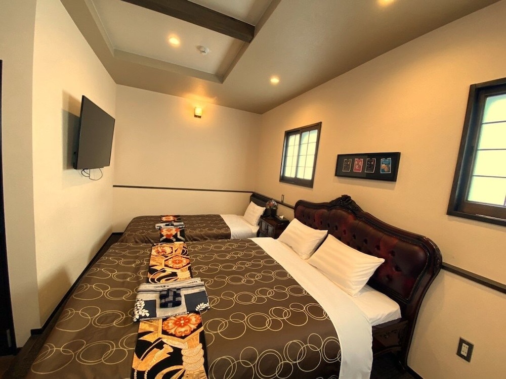 DELUXE, TWIN BEDS, NEW BUILDING