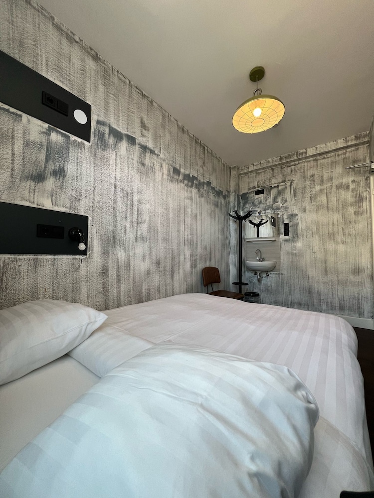 Amigo Budget Hotel 11/50