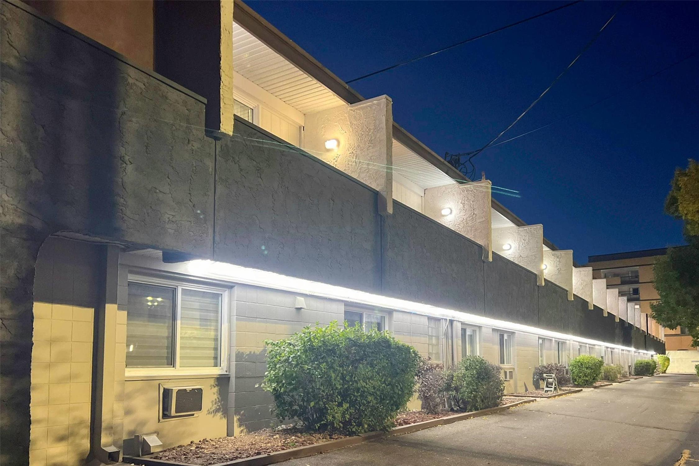 Econo Lodge Calgary Motel Village 2/13