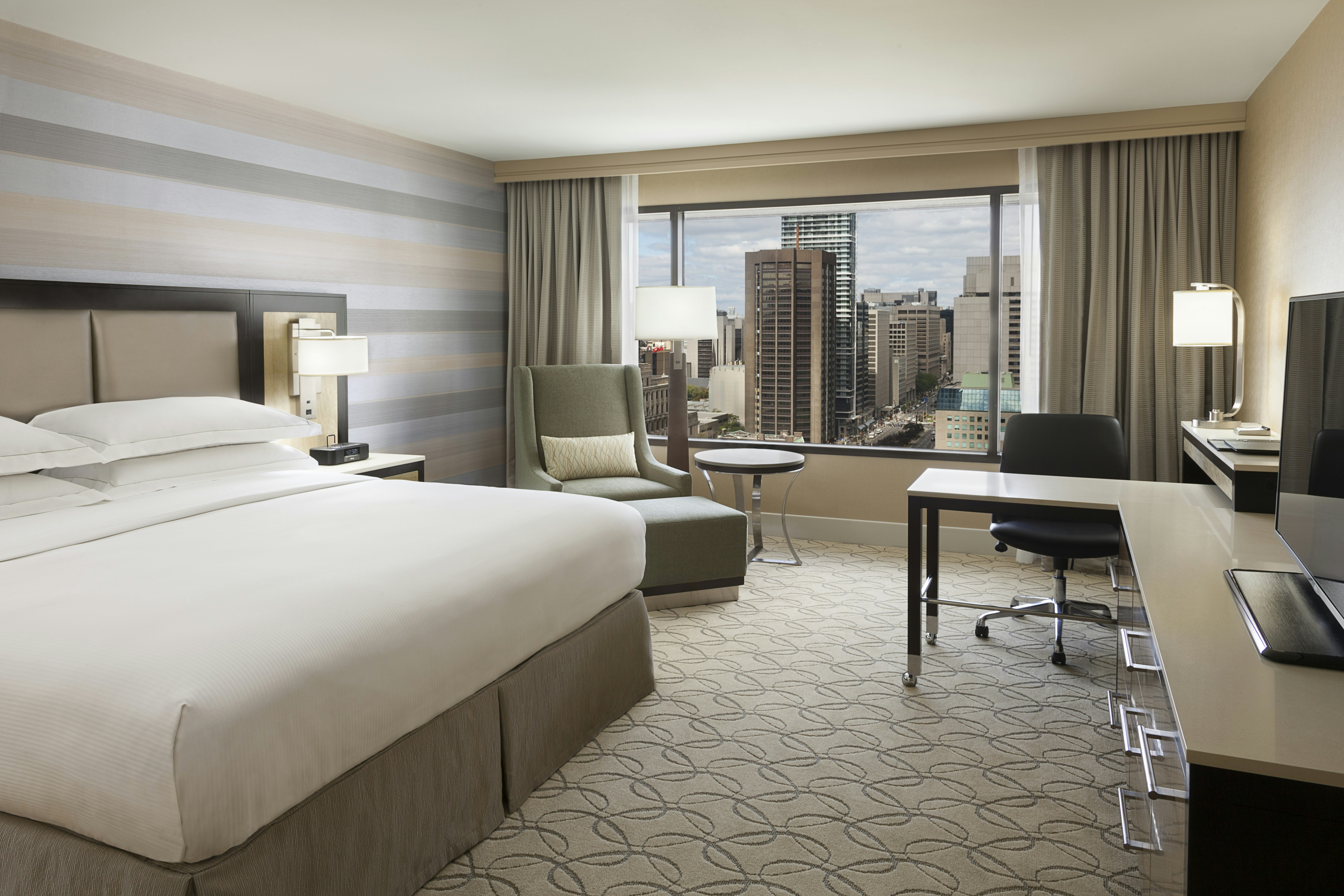 DELUXE, KING BED
